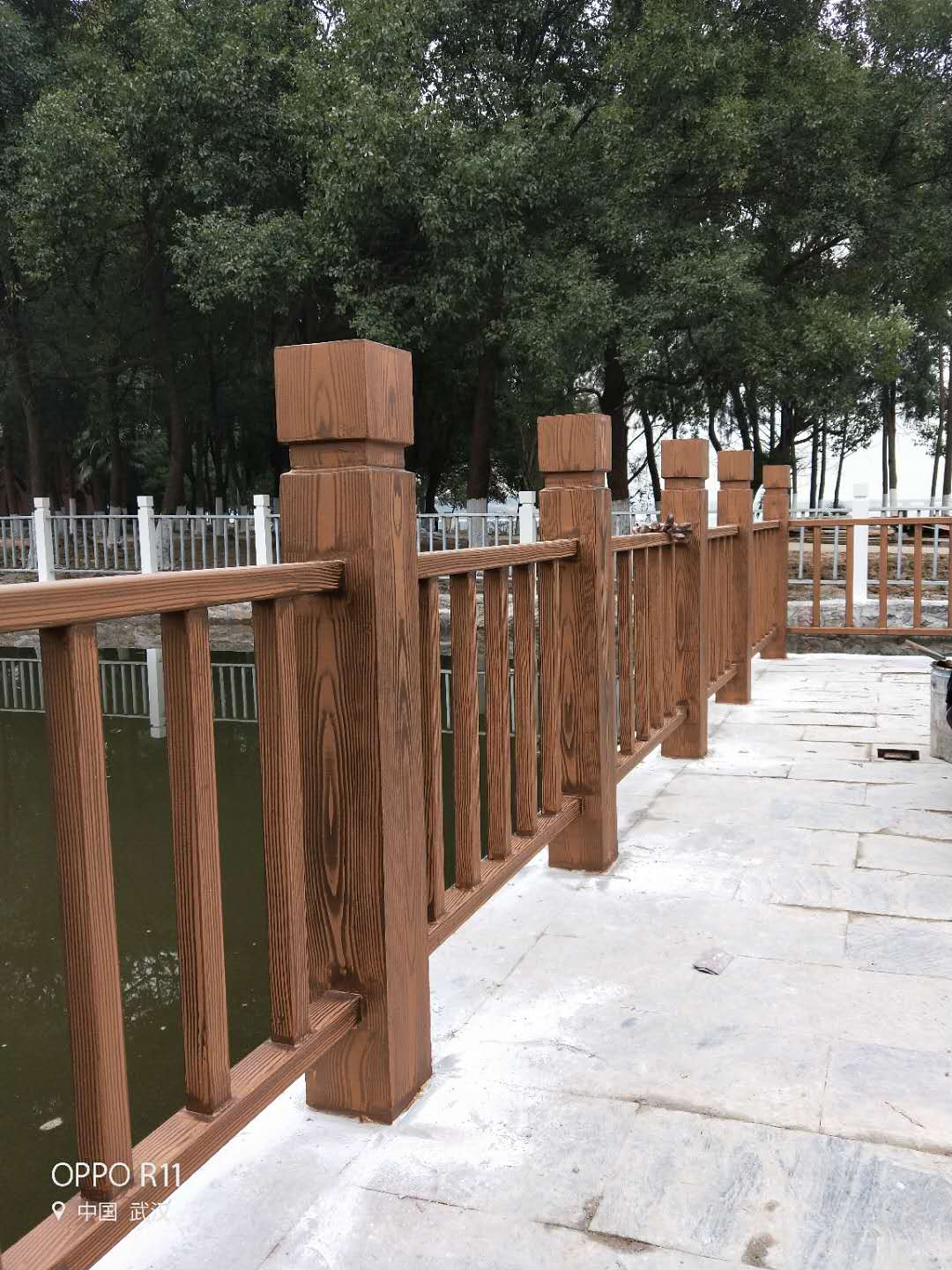 菏泽河道护栏木纹漆施工项目